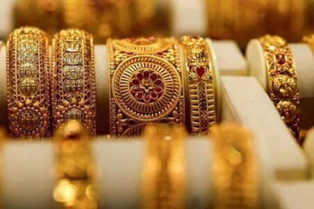 به گزارش گام اقتصادی: نادر بذرافشان- رئیس اتحادیه طلا و جواهر تهران- در گفتوگو با ایسنا، در بررسی وضعیت یک هفته اخیر بازار طلا و سکه کشور، اظهار کرد: در هفتهای که گذشت، هم در بازار جهانی و هم در بازار داخلی افزایش قابل توجه قیمتها را شاهد بودیم. در بازار جهانی، اونس طلا تا امروز جمعه، ۴۱ دلار رشد داشت و به قیمت ٣۴١٢ دلار رسید. این میزان افزایش نسبت به هفتههای گذشته رقم بالاتری محسوب میشود.