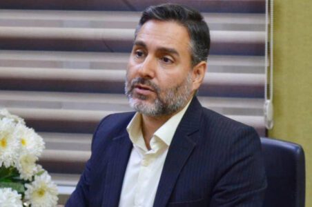 به گزارش گام اقتصادی: داود مسعودی در گفتوگویی با خبرنگاران اظهار داشت: امروز فناوریهای نوین از جمله فناوری اطلاعات، اقتصاد دیجیتال و هوش مصنوعی نقش کلیدی در شکلدهی به آینده اقتصاد جهانی دارند. کشورهایی که بتوانند در این عرصه به موقع وارد شوند و همکاریهای فناورانه بینالمللی ایجاد کنند، نه تنها سهم بیشتری از بازارهای جهانی خواهند داشت، بلکه میتوانند امنیت و رشد پایدار اقتصادی خود را تضمین کنند.