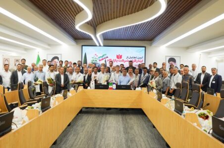 به گزارش گام اقتصادی به نقل از روابط عمومی شرکت عملیات غیرصنعتی پازارگاد، در این آیین دکتر شیخان با تبریک هفته دفاع مقدس و تجلیل از رشادتهای فرزندان ایران اسلامی در هشت سال دفاع مقدس گفت: از بدو شکلگیری انقلاب شکوهمند اسلامی، همواره استکبار جهانی و دشمنان این آب و خاک، خصومت خود را به اشکال و انحای مختلف نشان داده و هر بار با پاسخ محکم و کوبنده ملت بزرگ ایران اسلامی روبرو شدهاند.