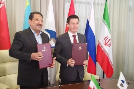 به گزارش گام اقتصادی به نقل از تاس، آندری اسلپنف، وزیر تجارت کمیسیون اقتصادی اورآسیایی، اعلام کرد که ایران و اتحادیه اقتصادی اورآسیایی توافق نامه نقشه راه همکاری اقتصادی سه ساله خود را امضا کرده‌اند.