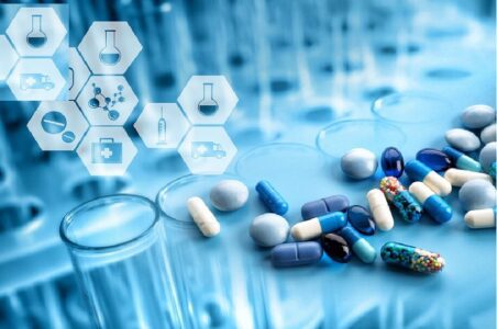 به گزارش گام اقتصادی به نقل از ستاد ویژه توسعه فناوری نانو، آلودگی آب‌های سطحی و زیرزمینی توسط داروهای شیمیایی و ترکیبات نوظهور، یکی از دغدغه‌های جدی سلامت عمومی و محیط‌زیست در دهه‌های اخیر است. داروهای ضد التهاب، آنتی‌بیوتیک‌ها و مواد محرک سیستم عصبی که پس از مصرف وارد فاضلاب‌ها می‌شوند، اغلب در فرایندهای تصفیه سنتی به‌طور کامل حذف نمی‌شوند و به همین دلیل می‌توانند تأثیرات مخربی بر اکوسیستم و سلامت انسان‌ها بگذارند. پژوهشی مشترک از دانشگاه تربیت مدرس، دانشگاه بوعلی سینا و دانشگاه گرانادا نشان می‌دهد که استفاده از ترکیب نوین نانوکامپوزیت‌های پلیمری مبتنی بر گوگرد با نیترید کربن گرافیتی (CN) می‌تواند راهکاری مؤثر و پایدار برای تجزیه فوتوکاتالیستی داروها در آب فراهم کند.