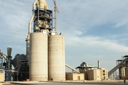 به گزارش گام اقتصادی به نقل از مهر، سازمان توسعه تجارت ایران، بخشنامه صادره دفتر صنایع معدنی وزارت صنعت در خصوص تصمیمات جلسه مشترک با نمایندگان گمرک و انجمن سیمان را جهت رفع ابهامات صادرات سیمان خاکستری و کلینکر به گمرک ابلاغ کرد.