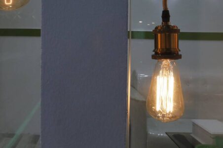 به گزارش گام اقتصادی به نقل از شرکت توزیع نیروی برق استان تهران، اکبر حسن بکلو روز سه شنبه اظهار داشت: همچنان از همه ساکنان فهیم و همراه استان تهران انتظار داریم که بر مدیریت مصرف انرژی خود حساس بوده تا به یاری خداوند و تلاش کارکنان صنعت برق هیچ گونه خاموشی و اختلالی در توزیع برق پایدار ایجاد نشود.