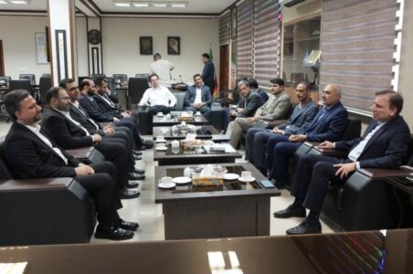 به گزارش گام اقتصادی: دکتر ارسلان زارع تصریح کرد:شرکت پازارگاد که از آن به عنوان زمینه ساز تولید و پشتیبان تولید در منطقه پارس جنوبی یاد می شود، امروز در حوزه مسولیت اجتماعی نیز توانسته ارتباط خوبی بین صنعت و جامعه محلی ایفا کند و همراهی این شرکت و سایر شرکتهای تابعه هلدینگ خلیج فارس در انتقال آب کوثر به شهرها و روستاهای شهرستان جم نیز قابل تقدیر است.