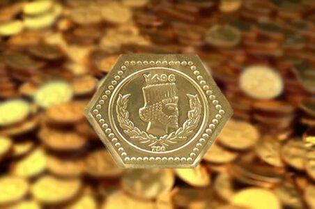 به گزارش گام اقتصادی به نقل از تسنیم، در روزهایی که رکود و نوسان قیمت طلا و سکه بازار را با چالش‌های جدی روبه‌رو کرده است، گزارش‌های جدید حاکی از ظهور یک تهدید تازه برای فعالان این صنف است؛ سکه‌های پارسیان تقلبی با برندهای شناخته‌شده و کد استاندارد جعلی، بی‌سروصدا در برخی معاملات رد و بدل می‌شوند. 