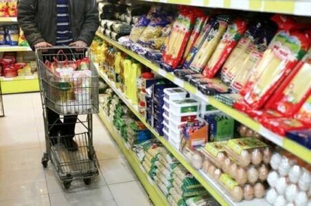 به گزارش گام اقتصادی به نقل از ایلنا، «کارگران در اولویت دولت نیستند و فراموش شده‌اند، گویی دولتمردان ما را نمی‌بینند. ما قبلا برای دریافت برنج و مرغ به تعاونی محل کارمان مراجعه می‌کردیم؛ اما آنجا نیز خالی است و هر بار از مسئولش سوال کردیم، گفت دولت یک سال است که به ما سهمیه تنظیم بازاری نمی‌دهد. آیا دولتمردان سری به فروشگاه‌های ما می‌زنند؟ نمی دانند صرفا کارگران خریدار این کالاها در تعاونی ما هستند؟» این سخنان یکی از کارگران «شرکت دارویی لقمان» است که از عدم توزیع کالاهای اساسی اعم از مرغ، گوشت، شکر و برنج در تعاونی این شرکت گلایه داشت.