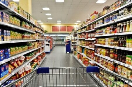 به گزارش گام اقتصادی به نقل از تسنیم، بهتازگی فتحی، معاون برنامهریزی و اقتصادی وزارت جهاد کشاورزی، در واکنش به گرانیهای اخیر کالاهای اساسی دلیل آن را متفاوت ارزیابی کرده است و علت را کاهش قدرت خرید مردم دانسته و به مفهوم «دسترسی به غذا» اشاره کرده است.