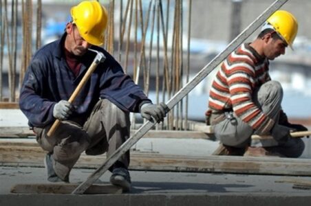 به گزارش گام اقتصادی به نقل از تسنیم, در شرایطی که بسیاری از کارفرمایان و فعالان اقتصادی از کمبود شدید نیروی کار در بخشهای مختلف اقتصاد از جمله تولید، کشاورزی و خدمات شکایت دارند، بررسی میدانی و کارشناسی نشان میدهد که این بحران دلایل متعددی دارد و برخلاف تصور رایج، خروج اتباع بیگانه از کشور تنها بخش کوچکی از ماجراست.