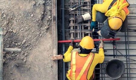 به گزارش گام اقتصادی به نقل از ایسنا، یکی از مشکلات عمده کارگران ساختمانی، قطع بیمه آنها در جریان بازرسی‌های تامین اجتماعی است. مسئولان تأمین اجتماعی بارها تاکید کرده‌اند که در صورت قطع بیمه کارگری به اشتباه، بیمه او برگردانده می‌شود، با این حال برخی کارگران ساختمانی اعلام می‌کنند که پس از شکایت و تایید این مساله از سوی سازمان بیمه آنها وصل نمی‌شود و برای برقراری مجدد بیمه قطع شده باید ماه‌ها مکاتبه و دوندگی کرده و انتظار بکشند.