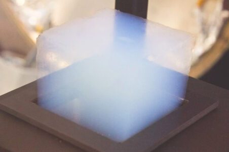 به گزارش گام اقتصادی به نقل از ایسنا، دکتر حسن برگزین، مدیرعامل این شرکت دانش‌بنیان بر اهمیت این فناوری در بهبود کیفیت تولید و کاهش وابستگی به منابع خارجی تأکید کرد و افزود: با توجه به بومی‌سازی این فناوری، تولید آئروژل در داخل کشور نه تنها به کاهش هزینه‌های واردات کمک می‌کند، بلکه می‌تواند یکی از راهکارهای اساسی برای مدیریت بحران انرژی در ایران باشد و از نظر اقتصادی تاثیرات مثبتی در صنایع مختلف ایجاد کند.