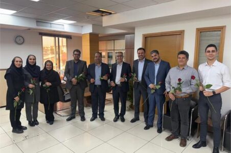 به گزارش گام اقتصادی به نقل از روابط عمومی شرکت پتروشیمی جم‌پیلن: در این آئین، مدیرعامل محترم، اعضای هیأت‌مدیره در دفتر تهران و همچنین مدیر مجتمع و سرپرست روابط‌عمومی و امور بین‌الملل در مجتمع عسلویه، با حضور در واحدهای مختلف تولیدی و ستادی، ضمن اهدای شاخه‌گل به همکاران، از تلاش‌ها و زحمات آنان قدردانی کردند.