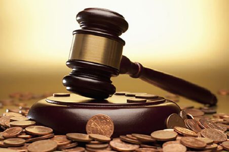 به گزارش گام اقتصادی به نقل از ایسنا، سید کریم معصومی عضو کمیسیون قضایی و حقوقی مجلس شورای اسلامی به ارائه توضیحاتی درباره طرح اصلاح موادی از قانون نحوه اجرای محکومیتهای مالی و برخی از احکام راجع به مهریه پرداخت و گفت: در این طرح راهکارهایی ارائه شده است تا افرادی که توانایی مالی ندارند و بنا به جهاتی مدیون شدند و امروز به جهت عدم پرداخت بدهی مالی خود در زندان به سر میبرند، بتوانند به جایی اینکه در زندان به سر ببرند، از دیگر قواعد ارفاقی حقوقی نظیر سامانههای الکترونیکی استفاده کنند.