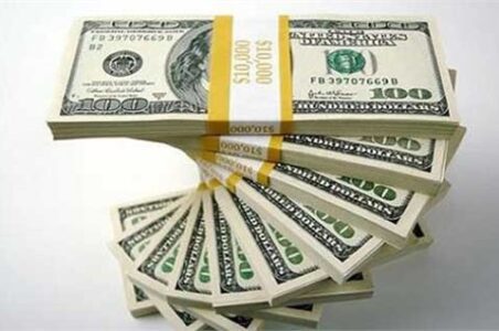 به گزارش گام اقتصادی به نقل از وقایع نیوز: الهام صادقی- در حالی که بانک مرکزی با افزایش تخصیص ارز برای واردات، به ویژه واردات خرد، تلاش می‌کند تا هیجانات بازار غیررسمی را مهار کند و نرخ‌ها را در کوتاه‌مدت تعدیل نماید، پیشنهاد حذف کامل ارز ترجیحی از سوی ابراهیم سوزنچی کاشانی، عضو هیئت علمی دانشگاه شریف و از مشاوران وزارت اقتصادی، بحث‌های داغی را برانگیخته است.