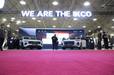 به گزارش گام اقتصادی به نقل از ایکوپرس- «سفیر R۷» یکی از خودروهای مورد توجه و پرطرفدار در بازار جهانی، در معرض دید علاقهمندان قرار گرفته و با استقبال گسترده بازدیدکنندگان روبهرو شده است. این محصول تازه ایرانخودرو، پرچمدار نسل جدید خودروهای این شرکت در زمینه کیفیت، ایمنی و فنآوریهای نوین بهشمار میرود.