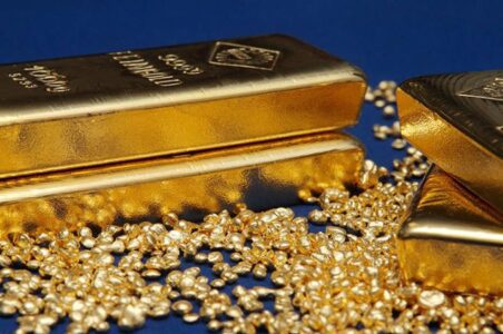 به گزارش گام اقتصادی به نقل از ایسنا، نادر بذرافشان در تشریح تحولات بازار طلا و سکه در هفته گذشته گفت: طی هفته گذشته و از روز شنبه ۲۶ مهرماه تا امروز جمعه دوم آبان ماه، بازار طلا در سطح جهانی نوسان افزایشی و کاهشی را تجربه کرد؛ اما در مجموع و در پایان هفته انس جهانی طلا روند کاهشی را طی کرد به طوریکه در حال حاضر (ظهر جمعه) اونس جهانی طلا با کاهش ۲۰۱ دلاری به ۴۰۵۱ دلار رسیده است.