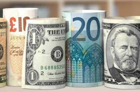 به گزارش گام اقتصادی به نقل از تسنیم، رئیسکل بانک مرکزی گفت: ارز روی قیمت کالا مینشیند و آثار تورمی ایجاد میکند. سال پیش نرخ نیما از 40 هزار تومان به نرخ بازار غیررسمی 70 هزار تومان نزدیک شد تا تعداد نرخهای ارز در بازار کاهش یابد. اما نتیجه آن کاملاش روشن بود.