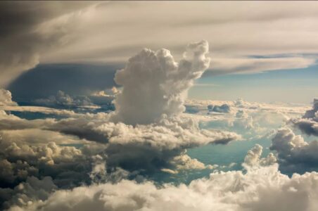 به گزارش گام اقتصادی به نقل از تسنیم، بارورسازی ابرها (Cloud Seeding) یک روش تغییر مصنوعی آبوهوا است که با استفاده از واردکردن (پرتاب) مواد شیمیایی یا ذرات خاص به درون ابرها، احتمال بارش باران یا برف را افزایش میدهند.
