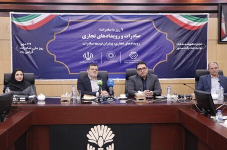 به گزارش گام اقتصادی به نقل از روابط عمومی سازمان توسعه تجارت ایران، صدیف بیک‌زاده در پنجمین نشست از سلسله نشست‌های 7 روز با صادرات در نشست "رویدادهای تجاری، پیشران توسعه صادرات" ضمن گرامیداشت روز ملی صاردات، اظهار کرد: در تقویم رسمی کشور روزی به نام روز ملی صادرات نام‌گذاری شده تا علاوه بر ارائه دستاوردهای حوزه صادرات، روش‌ها و الگوهایی معرفی شود که بنگاه‌های اقتصادی، به‌ویژه بنگاه‌های کوچک و متوسط، بدانند ورود به عرصه صادرات امری پیچیده یا دست‌نیافتنی نیست.