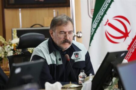 به گزارش گام اقتصادی: برگزاری متمرکز این دوره از مسابقات در اصفهان، شهری که قلب تپنده صنعت کشور و میزبان کارخانه‌ای چون ذوب‌آهن اصفهان است، معنا و اهمیت ویژه‌ای دارد. این رویداد ملی که با حضور دکتر مسعود پزشکیان رئیس‌جمهور و در آیین افتتاحیه رسمی آغاز شد، جلوه‌ای از توجه دولت به مقوله مهارت، یادگیری کاربردی و تربیت نیروی انسانی توانمند است. سخنان رئیس‌جمهور در این مراسم، که رقابت و مهارت‌آموزی را از مسیرهای اصلی رشد انسان و پیشرفت کشور دانست و بر ضرورت فراهم‌سازی بسترهای آموزشی کارآمد در کشور تأکید کرد، نشان می‌دهد نگاه ملی به مهارت و آموزش فنی بیش از پیش در حال تقویت است.