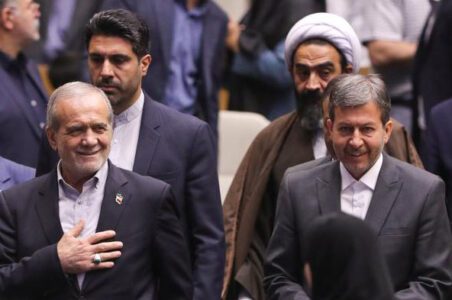 به گزارش گام اقتصادی: استاندار اصفهان روز گذشته میزبان رئیس‌جمهور، هیأت همراه، مدیران، پژوهشگران، محققان، مهارت‌ورزان، صاحب‌نظران و به‌ویژه خیرین مدرسه‌ساز از سراسر کشور بود و توانست با یک مدیریت مشارکتی و حساب‌شده که حاصل جایگاه مردم‌محور او در اصفهان است، انسجام و هماهنگی استان را به نمایش گذاشته و اصفهان را از جنبه های متعدد سرافراز کند.