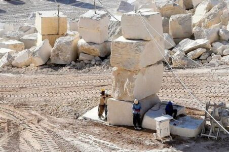 به گزارش گام اقتصادی به نقل از تسنیم، محمدرضا بهرامن، رییس خانه معدن ایران در بازدید از نمایشگاه بینالمللی سنگ محلات گفت: زمان استفاده از واژه گمراهکننده «سنگ خام» با توجه به سهم ناچیز کشور ما در صادرات سنگهای تزیینی، علیرغم تنوع بسیار بالای سنگهای نرم در ذخایر این ماده معدنی در سرزمین ایران بزرگ به پایان رسیده است.