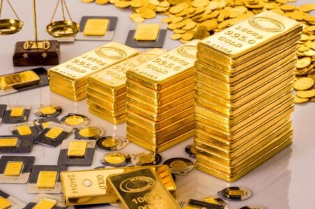 به گزارش گام اقتصادی به نقل از مهر، در معاملات امروز شنبه ۳ آبان ۱۴۰۴، بازار طلا و سکه رفتار ترکیبی از ثبات و عقبنشینی ملایم از خود نشان داد. کاهش محدود نرخ اونس جهانی به همراه نوسان نزولی دلار در بازار داخلی، سبب شد قیمت طلا و سکه بخشی از رشد دو روز گذشته خود را از دست بدهند.