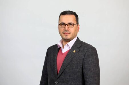 به گزارش گام اقتصادی: جعفر بلوک آذری با تاکید براینکه همراه اول، به عنوان بزرگترین اپراتور مخابراتی ایران نقش کلیدی در اکوسیستم دیجیتال کشور ایفا می‌کند و فراتر از خدمات پایه مثل voice و پیامک و بسته‌های داده، بر توسعه راهکارهای هوشمند مبتنی بر AI تمرکز دارد، تصریح کرد: تاکنون در حوزه‌های مختلف شهر هوشمند نظیر هوشمندسازی مصرف انرژی، داشبوردهاي داده محور، خانه و ساختمان هوشمند، آبیاری هوشمند، مدیریت هوشمند تردد، حتی حوزه‌های نوین ارائه خدمات دیجیتال مانند سلامت، کشاورزي و گردشگری ورود کرده‌ایم. در این راستا همواره یکی از نقاط اتکای ما در همراه اول بهره‌گیری از ظرفیت‌های اپراتوری و اعمال الگوریتم‌های هوش مصنوعی به منظور بهینه‌سازی فرآیندها و کاهش هزینه‌ها و رفع ناترازی‌ها بوده است.