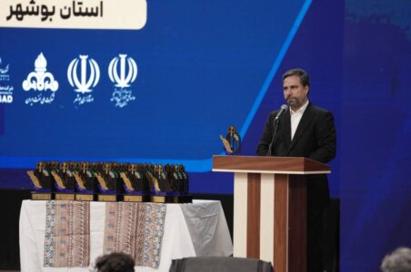 به گزارش گام اقتصادی به نقل از روابط عمومی شرکت عملیات غیرصنعتی پازارگاد؛ مدیر عامل شرکت پازارگاد در این مراسم با اشاره به نقش علم و دانش در پیشرفت هر جامعهای، تأکید کرد: “منشا قدرت یک ملت علم و اندیشه است و ملتی پیروز میشود که صاحب علم باشد.”