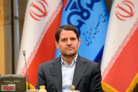 به گزارش گام اقتصادی: حسن عباسزاده، در گفتگو با نیپنا درباره جزئیات نشست اخیر فعالان صنعت پتروشیمی با رئیسجمهور، با اشاره به اینکه این نشست با حضور مدیرانعامل هلدینگها و نمایندگان انجمن صنفی کارفرمایی صنعت پتروشیمی برگزار شد، اظهارکرد: در این نشست، چالشهای موجود در مسیر تولید و صادرات محصولات پتروشیمی از سوی مدیران هلدینگها، انجمن صنفی و شرکت ملی صنایع پتروشیمی مطرح شد و شخص رئیسجمهور نیز بر لزوم رفع موانع صادرات و تقویت ظرفیتهای تولیدی کشور تأکید کردند.