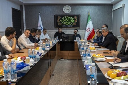 به گزارش شهر مردم به نقل از روابط عمومی و امور فرهنگی پتروشیمی مروارید؛ در ابتدای جلسه، حسام خوشبینفر مدیرعامل پتروشیمی مروارید ضمن خیرمقدم به مدیرعامل بانک شهر و هیات همراه، گزارشی از وضعیت تولید، برنامههای آینده و رویکردهای مدیریتی این شرکت ارائه کرد. وی با اشاره به فعالیت دو واحد تولیدی شرکت گفت: پتروشیمی مروارید از واحدهای الفین و گلایکول تشکیل شده است که محصول نهایی این واحدها 500 هزار تن اتیلن و 500 هزار تن اتیلن گلایکول در سال است. مدیرعامل پتروشیمی مروارید در ادامه با اشاره به رویکردهای نوین مدیریتی شرکت گفت: در دوره جدید بر توسعه همکاری با بانکها با رویکرد تأمین مالی نوین، انضباط اقتصادی و گردش متوازن منابع تأکید ویژه داشتهایم. این اصلاحات اکنون نتایج عملی خود را در بهبود نقدینگی و افزایش پایداری تولید نشان داده است. وی ادامه داد: یکی از دستاوردهای بزرگ ما، بومیسازی کاتالیست راهبردی اتیلناکساید واحد گلایکول است، به حول قوه الهی از هفته آینده، همزمان با شروع عملیات تعمیرات اساسی، فرآیند لود این کاتالیست بومی آغاز خواهد شد که نقطه عطفی در خودکفایی صنعت پتروشیمی کشور محسوب میشود. خوشبینفر ضمن قدردانی از حضور مدیرعامل بانک شهر افزود: ما آماده همکاری گسترده و حرفهای با بانک شهر هستیم و باور داریم ظرفیتهای مشترک زیادی در حوزه سرمایهگذاری و پشتیبانی مالی پروژهها وجود دارد. احمدی: بانک شهر در کنار پتروشیمی مروارید است در ادامه این نشست، سید محمد مهدی احمدی، مدیرعامل بانک شهر با قدردانی از میزبانی پتروشیمی مروارید، بر اهمیت همکاریهای مشترک تأکید کرد و گفت بانک شهر آماده است خدمات خود را متناسب با نیازهای این شرکت توسعه دهد. وی با اشاره به برنامههای حمایتی بانک برای کارکنان پتروشیمی مروارید اظهار داشت: ارائه بستههای حمایتی و خرسندسازی به پرسنل این شرکت، یکی از اولویتهای بانک شهر در تعامل با مجموعه پتروشیمی مروارید است. مدیرعامل بانک شهر همچنین از راهاندازی گیشه اختصاصی بانک شهر در مجتمع پتروشیمی مروارید خبر داد و گفت این اقدام با هدف ارائه خدمات دقیقتر، سریعتر و دسترسپذیرتر به کارکنان انجام خواهد شد. احمدی در ادامه به آمادگی بانک شهر برای همکاری گسترده در حوزه بورس کالا اشاره کرد و افزود: بانک شهر برای پشتیبانی از معاملات و فرآیندهای مالی مرتبط با فروش محصولات شرکت، ظرفیتهای لازم را در اختیار دارد همچنین بانک شهر برای ورود به پروژههای سودآور و زیرساختی پتروشیمی مروارید اعلام آمادگی میکند و این همکاری میتواند به توسعه هر دو مجموعه بینجامد. مدیرعامل بانک شهر در پایان خاطرنشان کرد: ارائه تسهیلات ارزی برای طرحهای زودبازده و پروژههای کوتاهمدت پتروشیمی مروارید، یکی از محورهای همکاری خواهد بود و بانک شهر این آمادگی را دارد که نقش موثری در تأمین مالی این طرحها ایفا کند.