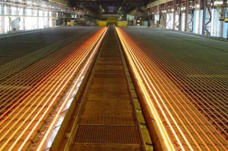 به گزارش گام اقتصادی: این موفقیت در حالی حاصل شد که میزان ضایعات در این شیفت صفر بوده و تمامی فرایند تولید با رعایت دقیق استانداردهای کیفی و ایمنی انجام گرفته است.