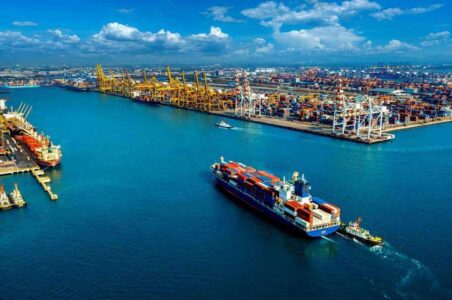 به گزارش گام اقتصادی: دکتر احمد مرادی، نماینده مردم هرمزگان و عضو کمیسیون انرژی مجلس شورای اسلامی در گفتگو اختصاصی با اقتصاد آبی اظهار کرد: یکی از موارد و موضوعات مهم مطرح در سطح کشور که چندین سال در آن با خلأ مواجه بودیم، اقتصاد دریامحور است و امروز جای سوال است که از  دریا و این نعمت بزرگ خدادادی که در اختیار تمام انسان‌های کره زمین بوده، چه میزان استفاده و بهره برده‌ایم.