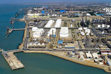 به گزارش گام اقتصادی به نقل از روابط عمومی پتروشیمی بندرامام، پروژه تعویض و بومی‌سازی سیستم حیاتی SFC (Static Frequency Converter) در نیروگاه این مجتمع با موفقیت به بهره‌برداری رسید. این اقدام در راستای افزایش قابلیت اطمینان تجهیزات، کاهش وابستگی به منابع خارجی و توسعه توان فنی و مهندسی داخلی انجام شد و به‌عنوان یکی از دستاوردهای شاخص سال ۱۴۰۴ این شرکت به ثبت رسید.