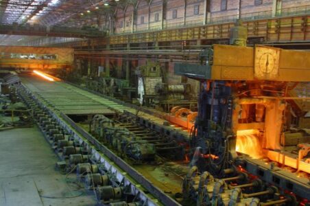 به گزارش گام اقتصادی: ثبت این دستاوردهای ارزشمند در روزهایی که، کورههای ذوب آهن اصفهان از کمبود مواد اولیه برای تولید با ظرفیت کامل رنج میبرند، باری دیگر نشان داد ذوب آهنیها با تمام توان در خدمت تولید کشور هستند و در صورت تامین پایدار مواد اولیه، روند پُر شتاب تولید انواع محصولات را در این کارخانه شاهد خواهیم بود. شاخصی که با توسعه پروژههای عمرانی گوناگون در سطح کشور رابطه مستقیم دارد.