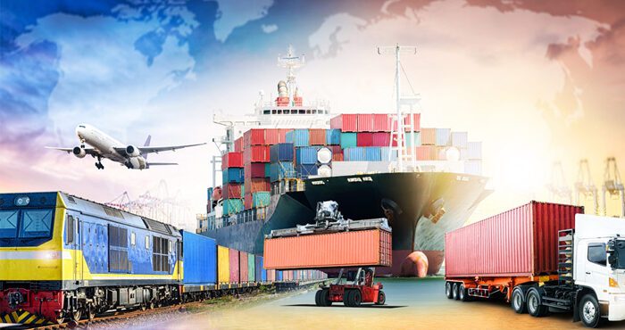 به گزارش گام اقتصادی به نقل از صنایع خودرو: مسعود پورباقی| در حالی که سیاستگذاران و کارشناسان اقتصادی اغلب بر چالش‌هایی مانند تحریم‌ها، نوسانات ارزی و هزینه‌های واردات تمرکز می‌کنند، یک عامل پنهان اما قدرتمند همچنان قیمت تمام شده کالاها را تحت تأثیر قرار می‌دهد، عاملی بسیار اثرگذار که شامل هزینه‌های حمل و نقل می‌شود، تا به آنجا که برخی از صاحبنظران براین باورند؛ حتی اگر راهکارهایی برای تامین ارز و رفع موانع تحریمی یافت شود، این هزینه‌ها می‌توانند مانند یک زنجیر نامرئی، تورم را حفظ و فشار بر سفره خانوارها را دوچندان کنند. صنعت حمل و نقل، که به عنوان رگ‌های حیاتی اقتصاد شناخته می‌شود، در کشورما با چالش‌هایی روبه‌رو است که نه تنها قیمت کالاهای اساسی را افزایش می‌دهد، بلکه رقابت‌پذیری صادرات را نیز تضعیف می‌کند.