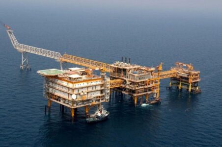 به گزارش گام اقتصادی به نقل از شرکت نفت و گاز پارس، کیوان طریقتی در حاشیه عملیات رولآپ (ROLL UP) چهارپایه (جکت) سکوی WHP1 طرح توسعه میدان گازی فرزاد بی اظهار کرد: این سازه پس از اتمام عملیات ساخت، بارگیری و انتقال به مرز مشترک آبی ایران و عربستان سعودی، بهزودی در یکی از پرچالشترین میدانهای گازی کشور نصب و میزبان حفاری چهار حلقه چاه تولیدی میشود.