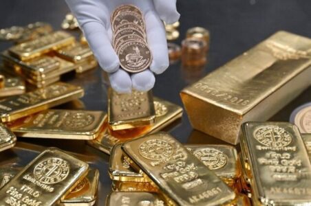 به گزارش گام اقتصادی به نقل از ایسنا، بهای هر اونس طلا برای تحویل فوری، کاهش بیش از یک درصدی در اوایل معاملات را معکوس کرد و در ۴۰۸۶ دلار و ۵۷ سنت ثابت ایستاد. بهای هر اونس طلا در بازار معاملات آتی آمریکا برای تحویل در دسامبر، با ۰.۵ درصد افزایش، در ۴۰۷۹ دلار و ۵۰ سنت بسته شد.