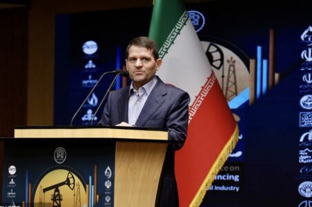 به گزارش گام اقتصادی به نقل از تسنیم، حسن عباس‌زاده، مدیرعامل شرکت ملی صنایع پتروشیمی ایران در عسلویه با اشاره به افتتاح رسمی دو طرح جدید پتروشیمی در منطقه پارس جنوبی، از شتاب‌گیری توسعه این صنعت خبر داد و گفت: با بهره‌برداری از طرح‌های جدید زنجیره ارزش، ظرفیت اسمی پتروشیمی کشور تا پایان برنامه هفتم توسعه به 131 میلیون تن خواهد رسید.