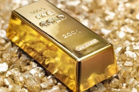 به گزارش گام اقتصادی به نقل از رویترز، قیمت طلا در روز چهارشنبه افزایش یافته است، زیرا خریداران فرصت‌طلب پس‌از افت قیمت طلا تا پایین‌ترین سطح طی یک هفته گذشته وارد بازار شده‌اند. تمرکز سرمایه‌گذاران درحال‌حاضر بر اطلاعات اشتغال آمریکاست تا سرنخ‌های بیشتری درمورد سیاست نرخ بهره در آینده به دست آوردند.