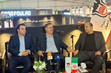 به گزارش گام اقتصادی : مدیرعامل ذوب‌آهن با اشاره به جنگ ۱۲روزه و پیامدهای گسترده آن گفت: این رخداد تنها بخشی از مشکلات بوده‌است. انفجار در اسکله شهید رجایی، از بین رفتن ۱۶ کانتینر حامل تجهیزات شرکت از جمله بخشی از سازه‌های مربوط به باتری ۲، و همچنین اعتصاب کامیون‌داران، فشار مضاعفی را بر مجموعه شرکت وارد کرد.