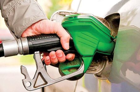 به گزارش گام اقتصادی، اسماعیل سقاب اصفهانی، رئیس سازمان بهینه‌سازی و مدیریت راهبردی انرژی درباره حواشی تعیین نرخ سوم برای بنزین، گفت: نرخ سوم بنزین فعلا اجرایی نمی‌شود. قرار شد با دوستان در دولت روی این طرح بیشتر کار کنیم. ضمن اینکه براساس صحبت‌ها و هماهنگی‌هایی که با آقای رئيس‌جمهور صورت گرفت تصمیم بر این شد مخاطب این موضوع در صورتی هم که قرار باشد اجرا شود، مردم نباشند.