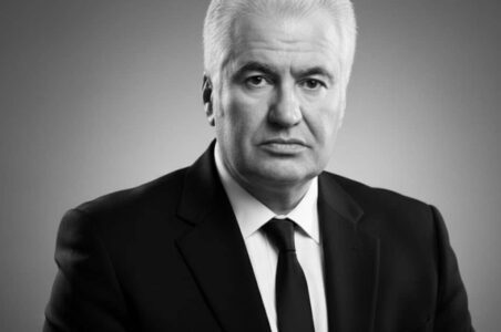 به گزارش گام اقتصادی به نقل از هفتانیوز: وی پس از تحصیل در دببرستان هدف تهران، مدرک مهندسی سیستمهای اقتصادی خود را در سال ۱۳۹۰ در دانشگاه امیرکبیر تهران اخذ و بعد از آن تحصیلات خود را در دکترای مدیریت بازرگانی راهبردی در دانشگاه بین المللی عدالت تهران ادامه داد و در سال ۱۳۹۷ مدرک دکتری خود را در این رشته اخذ کرد