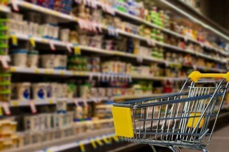 به گزارش گام اقتصادی، جبار کوچکینژاد، با اشاره به افزایش قیمت و تورم کالاهای اساسی و فشار معیشتی بر اقشار متوسط و ضعیف جامعه گفت: رهاسازی قیمتها در بازار کالاهای اساسی، بهویژه در بخش خوراکیها، بهطور مستقیم سفره مردم را هدف قرار داده و موجب تشدید تورم میشود. برای مقابله با این وضعیت، باید سیاستهای حمایتی هدفمند در قالب کالابرگ الکترونیکی اجرا شود.