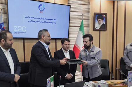 به گزارش گام اقتصادی، این تفاهم نامه با هدف حرکت در مسیر توسعه پایدار، رفع ناترازیهای انرژی، تحقق اهداف توسعهای صنعت پتروشیمی و تقویت زنجیره تولید محصولات پتروشیمی با حمایت دکتر شریعتمداری، مدیرعامل هلدینگ خلیج فارس و با حضور دکتر عباسزاده، معاون وزیر نفت و مدیرعامل شرکت ملی صنایع پتروشیمی و مدیران عامل این دو شرکت بزرگ منعقد شد.