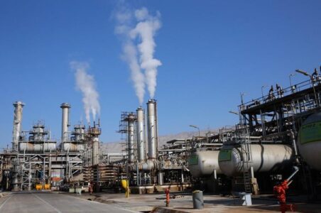 به گزارش گام اقتصادی به نقل از شانا، پالایشگاه گاز فجر جم در سال‌های اخیر با رویکردی آینده‌نگر و برنامه‌ریزی دقیق، گام‌های مهمی در مسیر بهبود بهره‌وری، ارتقای ایمنی و کاهش آلایندگی برداشته است. این مجموعه با اجرای پروژه‌های بازیافت، بازسازی ردیف‌های آسیب‌دیده و توسعه زیرساخت‌های حیاتی مانند شبکه آتش‌نشانی و سیستم‌های آب‌رسانی توانسته است افزون بر حفظ پایداری تولید، الگوی موفقی از مدیریت کارآمد در صنعت گاز کشور ارائه دهد.