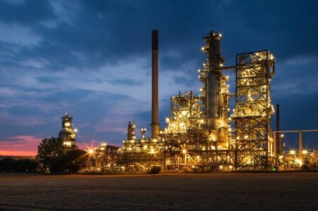 به گزارش گام اقتصادی به نقل از ایرنا، حسین افشین روز سه‌شنبه در اختتامیه رویداد پتروفن که با حضور مدیران و فعالان صنعت پتروشیمی برگزار شد، با اشاره به نقش زنان در توسعه کشور اعلام کرد: امروز باید یک قدم جلوتر رفت. در جهان امروز فقط دیدن کافی نیست؛ آینده باهوش است و برنده کسی است که زودتر بفهمد، زودتر تصمیم بگیرد و زودتر بسازد.