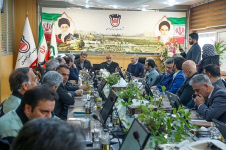 به گزارش گام اقتصادی: دکتر علی نیکزاد، نایب‌رئیس اول مجلس شورای اسلامی، به همراه دکتر مهدی جمالی‌نژاد استاندار اصفهان، روز جمعه ۲۸ آذرماه با حضور در ذوب‌آهن اصفهان، ضمن بازدید از خطوط تولید و ادای احترام به شهدای گمنام، در نشستی تخصصی به بررسی مسائل، چالش‌ها و نیازهای این شرکت پرداختند.