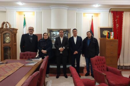 به گزارش گام اقتصادی به نقل از ستاد خبری، جمعی از فعالان نمایشگاهی کشور روز شنبه ۲۹ آذر با حضور در سفارت لیبی در تهران، با سفیر این کشور دیدار کردند. هدف از این نشست بررسی راهکارهای افزایش تعاملات اقتصادی میان دو کشور از طریق برگزاری نمایشگاه‌ها و رویدادهای تجاری بود.