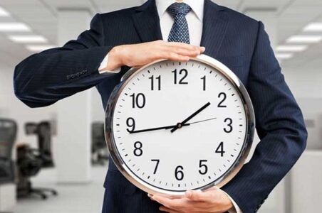 به گزارش گام اقتصادی به نقل از مهر، علاالدین رفیع‌زاده با ابلاغ بخشنامه ساعت کاری جدید دستگاه‌های اجرایی مشمول ماده ۵ قانون مدیریت خدمات کشوری اعلام کرد: این تصمیم با هدف مدیریت بهینه مصرف انرژی، حفظ پایداری شبکه برق و گاز و تداوم خدمت‌رسانی به مردم اتخاذ شده است.