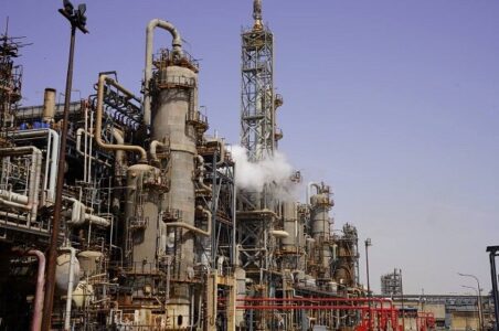 به گزارش گام اقتصادی؛ معامله‌گرانی که دنبال شکار فرصت‌های سودآور در عرضه‌های اولیه می‌گردند، نماد «اروند» را به طور جدی زیر نظر گرفته‌اند چراکه این شرکت به عنوان ستون فقرات تولید کلر و پی‌وی‌سی در ایران، وزنه سنگینی برای پرتفوی سهامداران محسوب می‌شود.